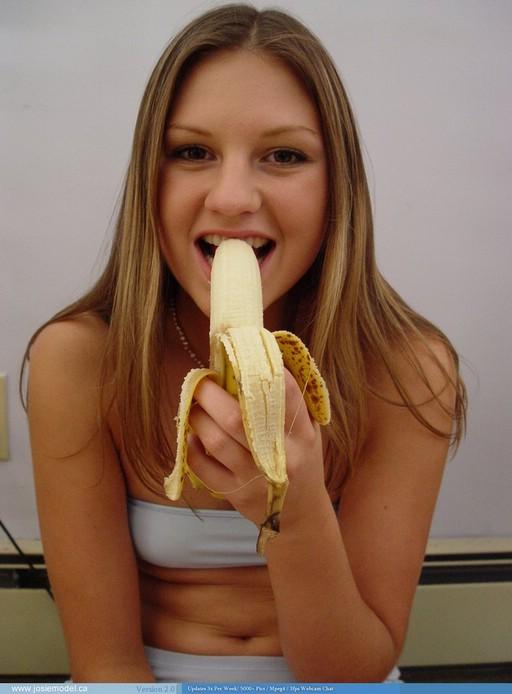 Josie neckt uns mit einer Banane
 #55743990