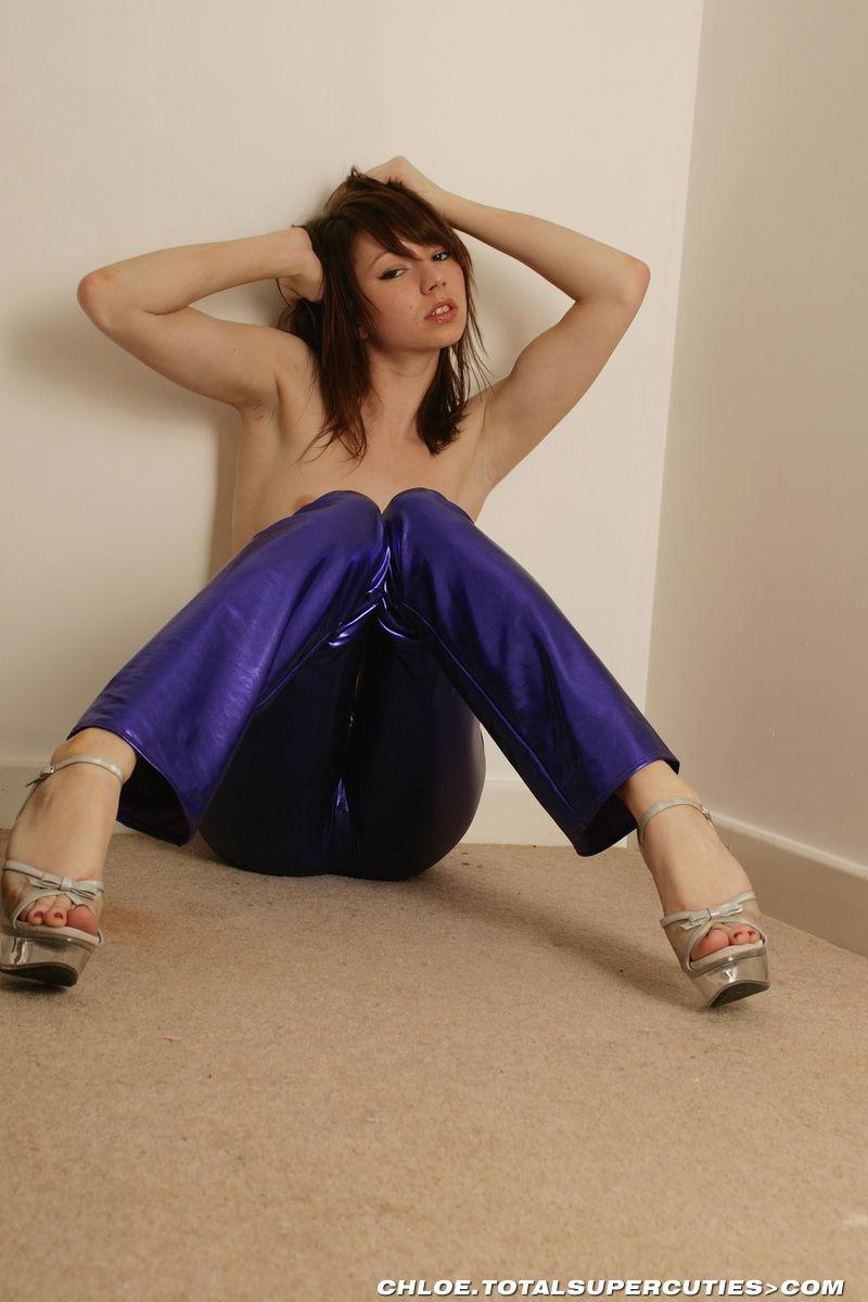 Photos de la jeune modèle Chloe Love montrant ses seins
 #53794881