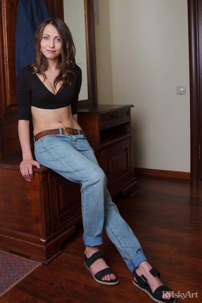 La ragazza bruna ynesse si spoglia dei suoi jeans per te in "lobee"
 #60782473