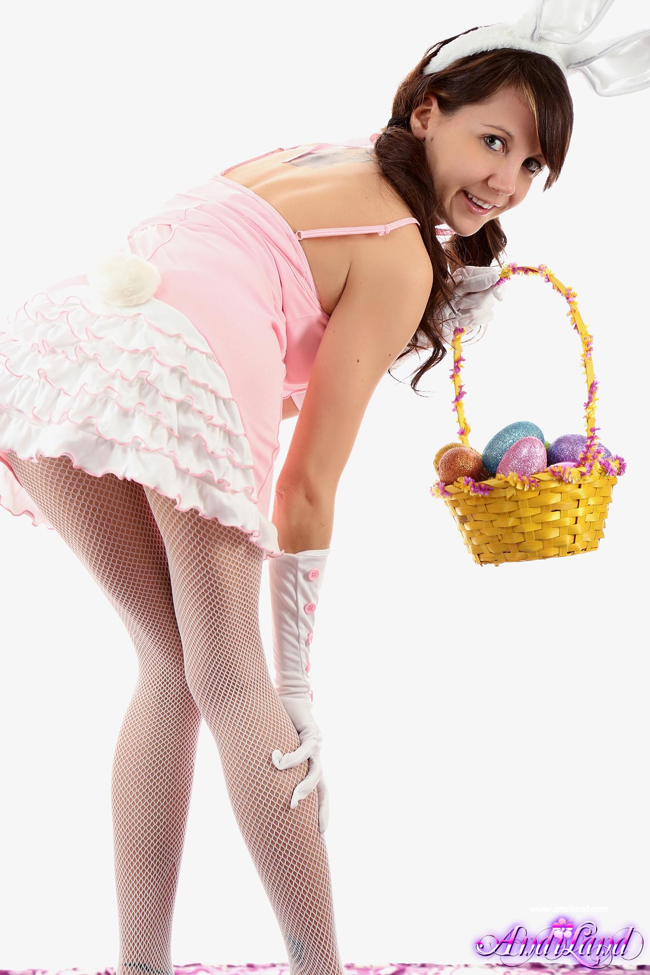 La jeune brune Andi Land a une surprise spéciale pour vous à Pâques.
 #53135617
