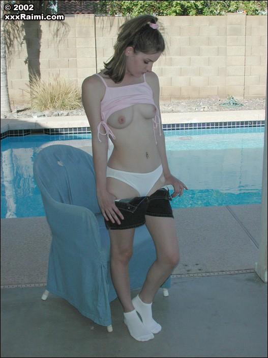 Bilder von jugendlich Mädchen xxx raimi entblößt sich durch den Pool
 #60174883