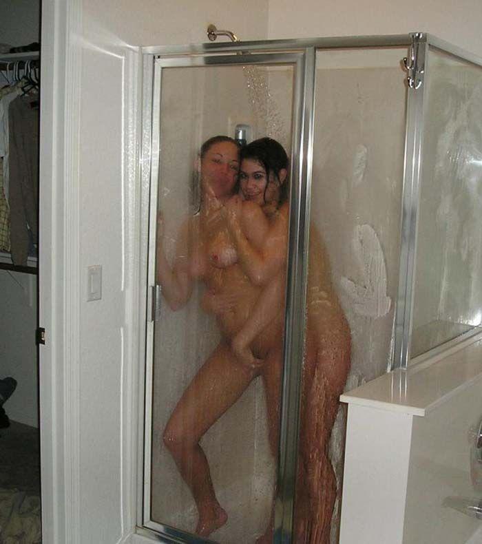 Bilder von lesbischen Freundinnen, die zusammen duschen
 #60654271