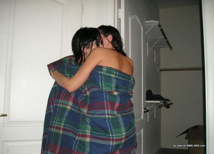 Bilder von lesbischen Freundinnen, die zusammen duschen
 #60654327