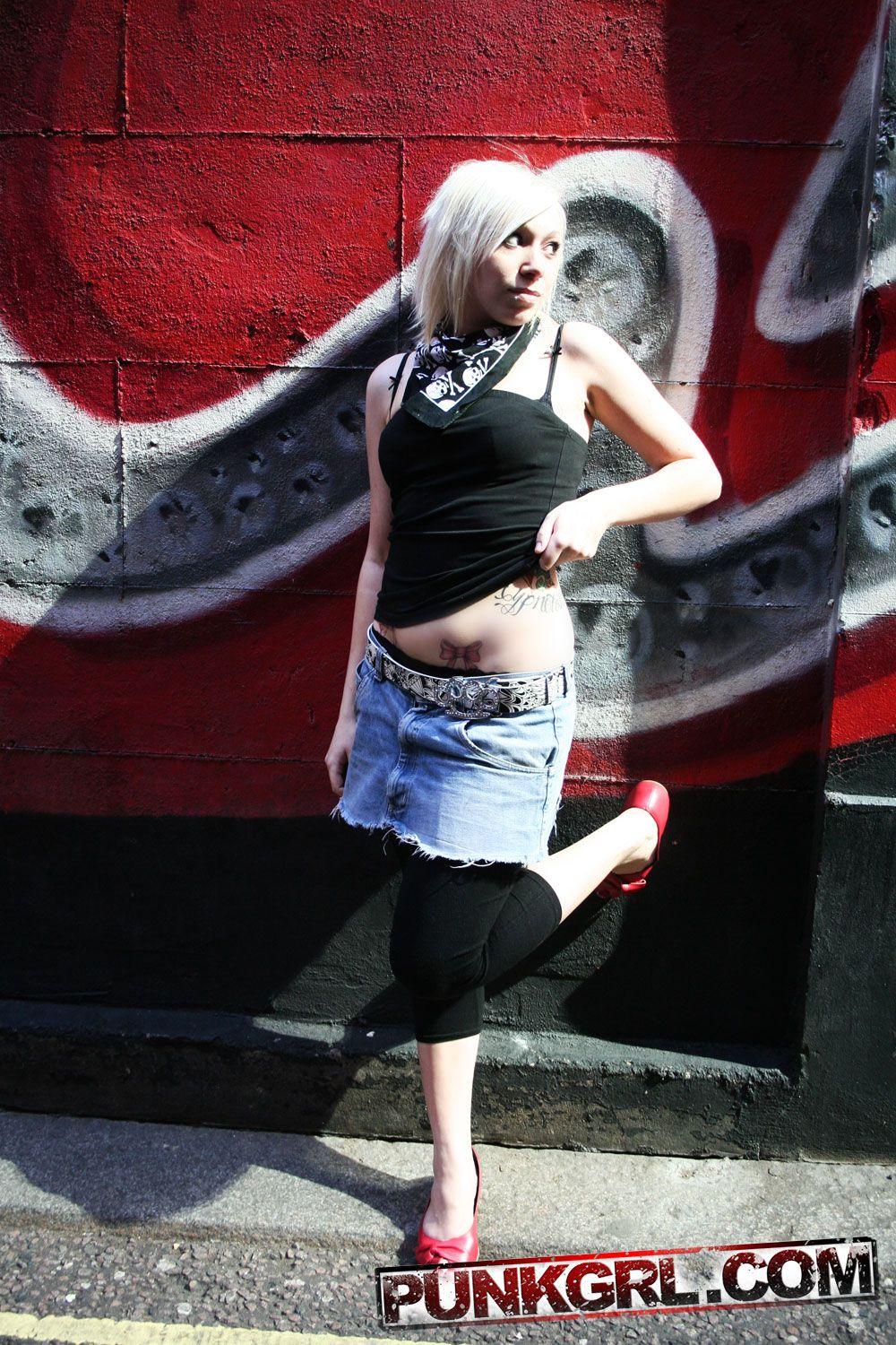 Bilder von Punkmädchen Libby, die mit ihrem heißen Körper neckt
 #60759329