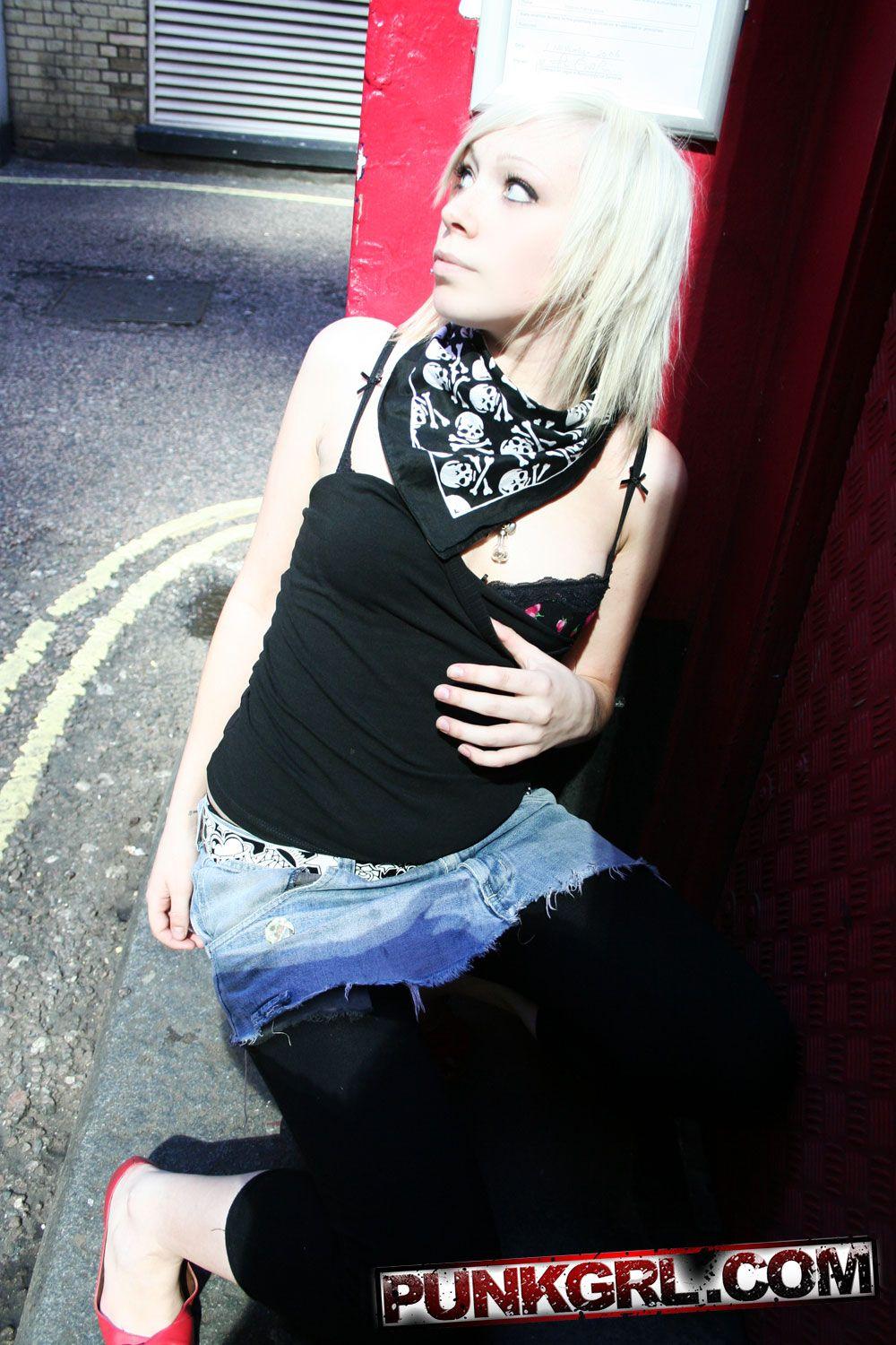 Fotos de la chica punk libby burlándose de su cuerpo caliente
 #60759410