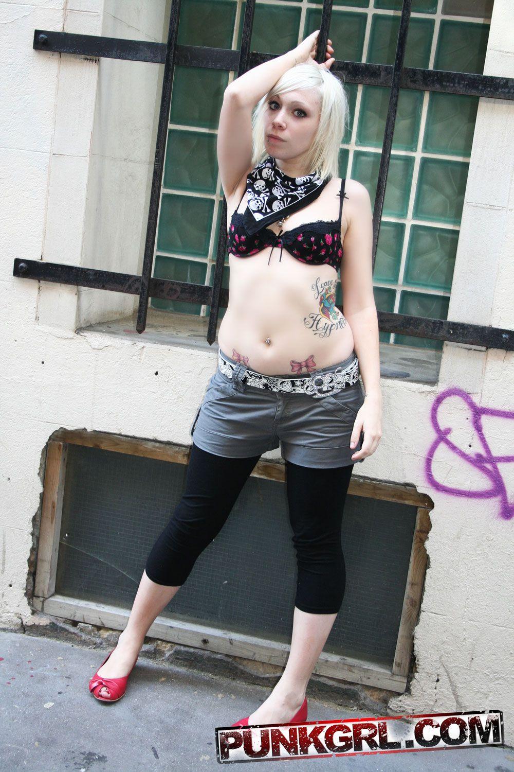 Pictures of punk girl Libby teasing with her hot body #60759585