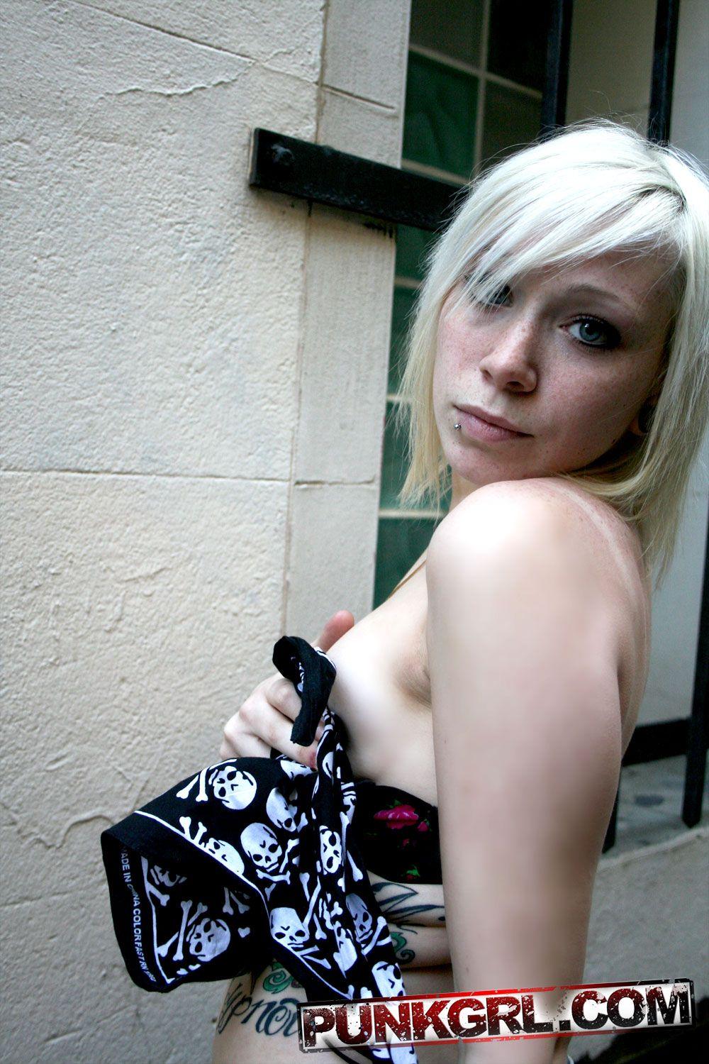Fotos de la chica punk libby burlándose de su cuerpo caliente
 #60759601
