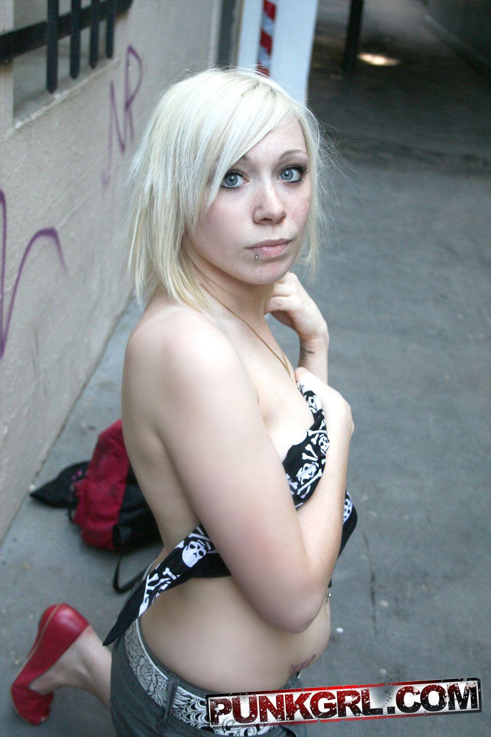 Fotos de la chica punk libby burlándose de su cuerpo caliente
 #60759664
