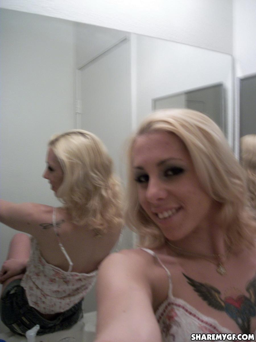 Rubia caliente con tatuajes se toma selfies de su cuerpo apretado
 #60795767