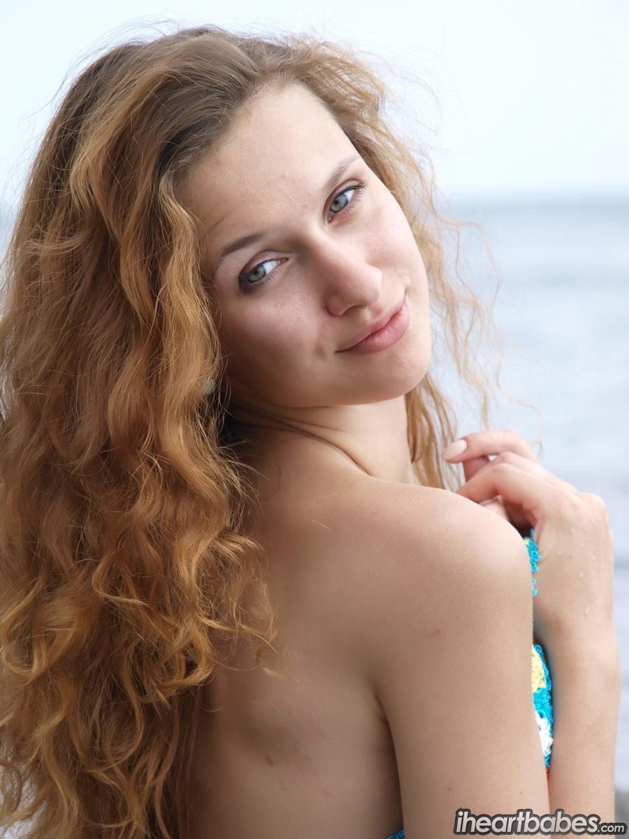 Lulu, giovane magra, si spoglia del suo bikini in riva al mare
 #60510529