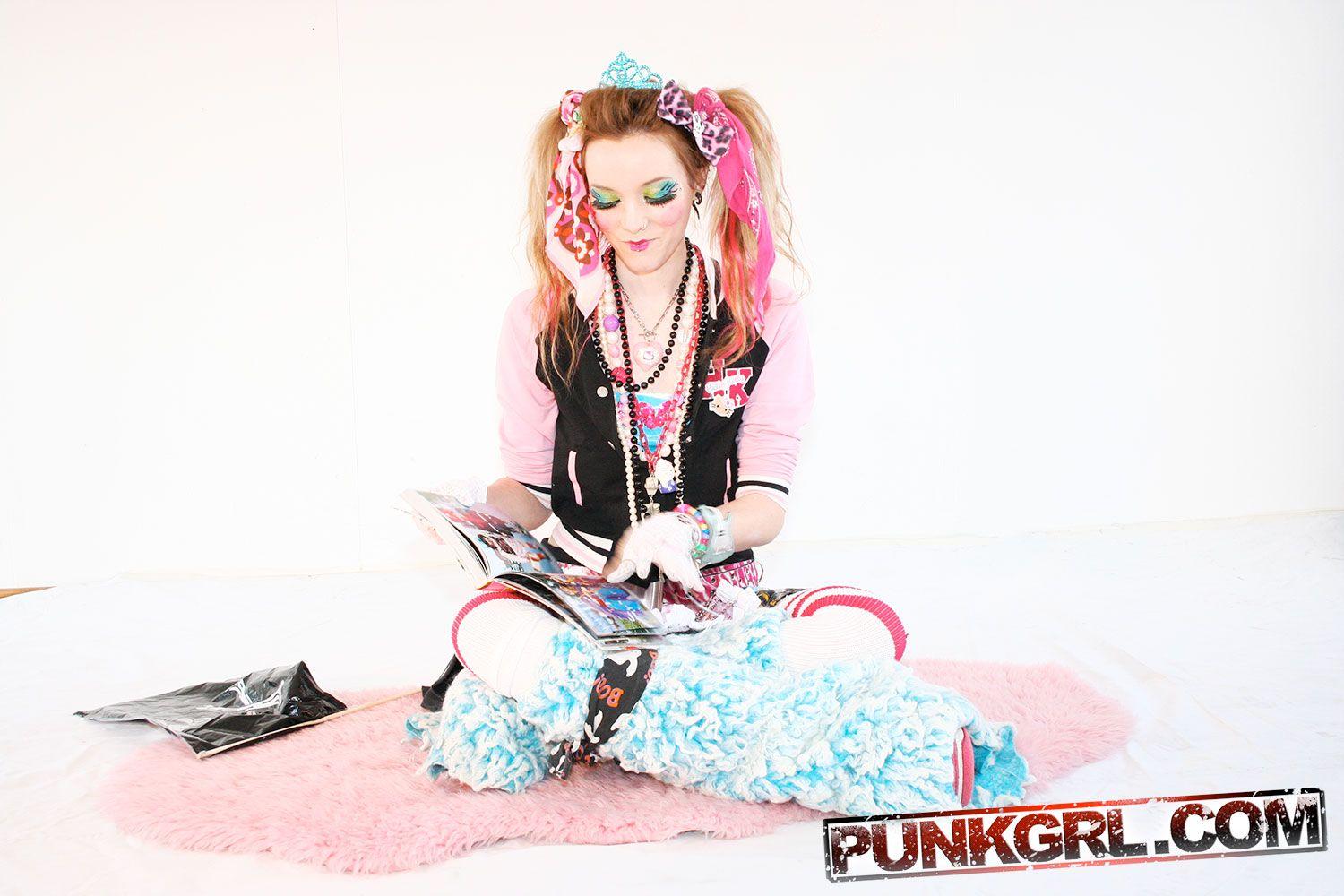 Photos de la jeune punk zombii habillée d'un maquillage sauvage
 #60758600