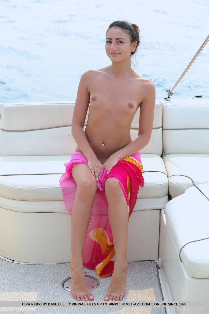 Hot teen cira nerri si spoglia per voi su una barca in "fierda"
 #53841253