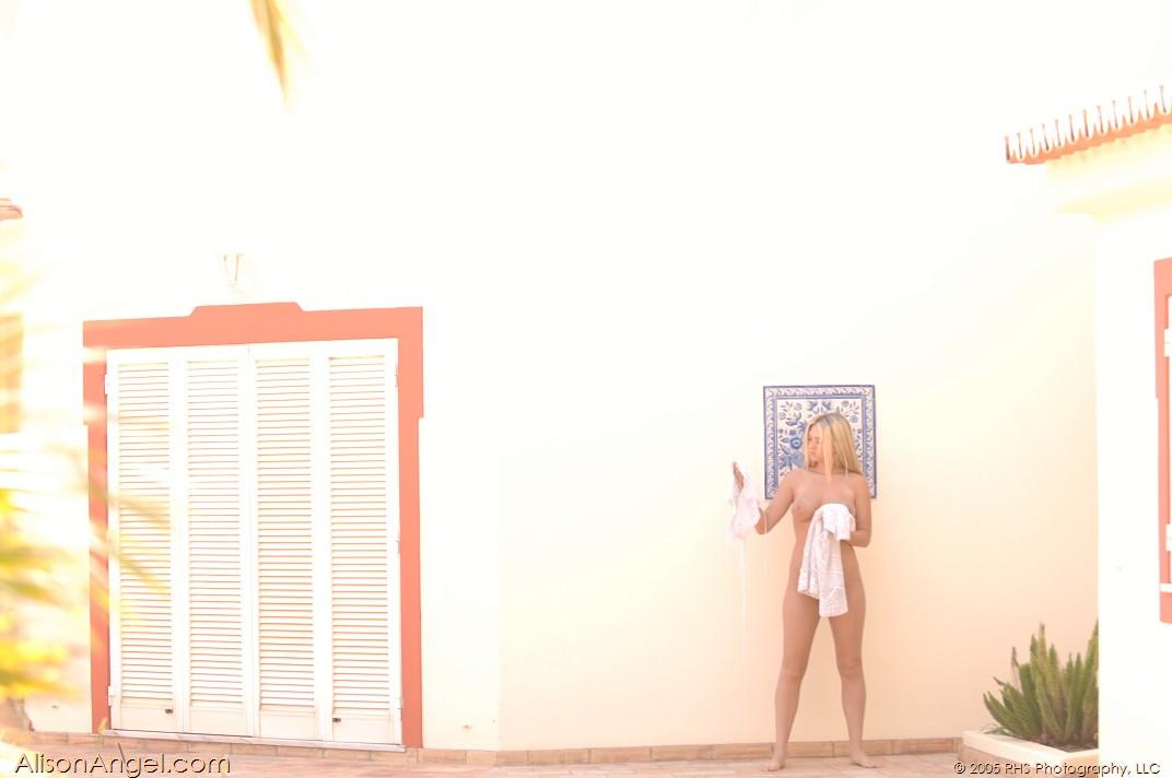 Bilder von teen Alison Engel bekommen nackt außerhalb während ihres Urlaubs
 #53013501