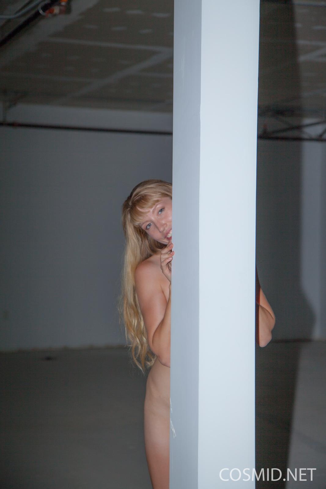 Blondes Mädchen vaeronika zeigt ihren nackten Körper im Büropark
 #60282590