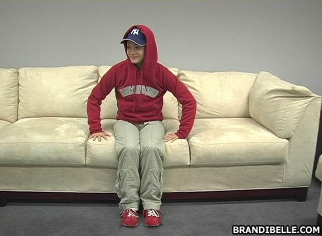 Photos de Brandi Belle, jeune amateur, en train de se déshabiller sur le canapé
 #53468175