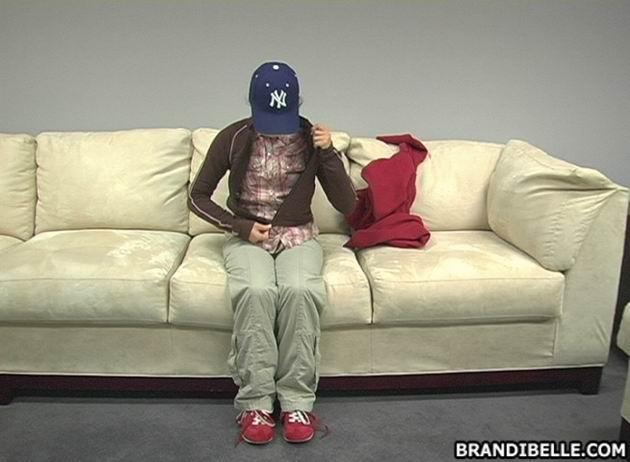 Bilder von Teenie-Amateurin brandi belle beim Strippen auf der Couch
 #53468236