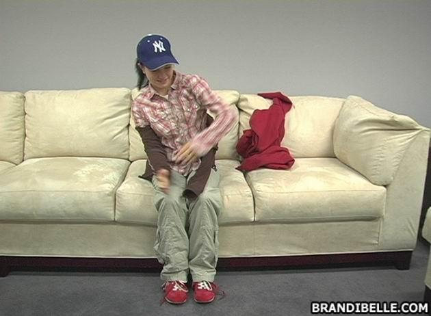 Bilder von Teenie-Amateurin brandi belle beim Strippen auf der Couch
 #53468252