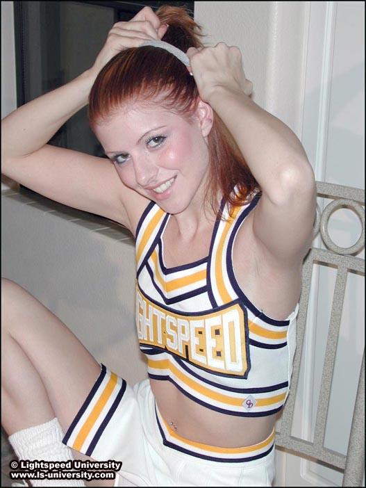 Bilder von einem heißen Cheerleader, der sich für Sie auszieht
 #60578123