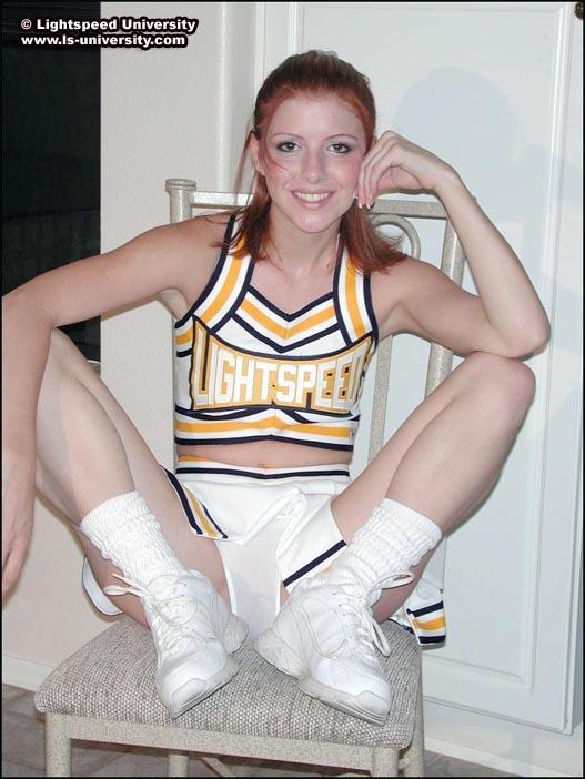 Bilder von einem heißen Cheerleader, der sich für Sie auszieht
 #60578137