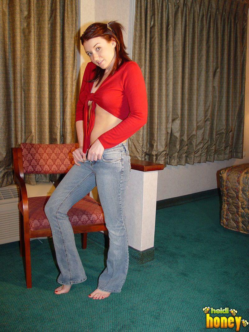 Fotos de la joven Heidi mostrando su culo y piernas sexy
 #54770705