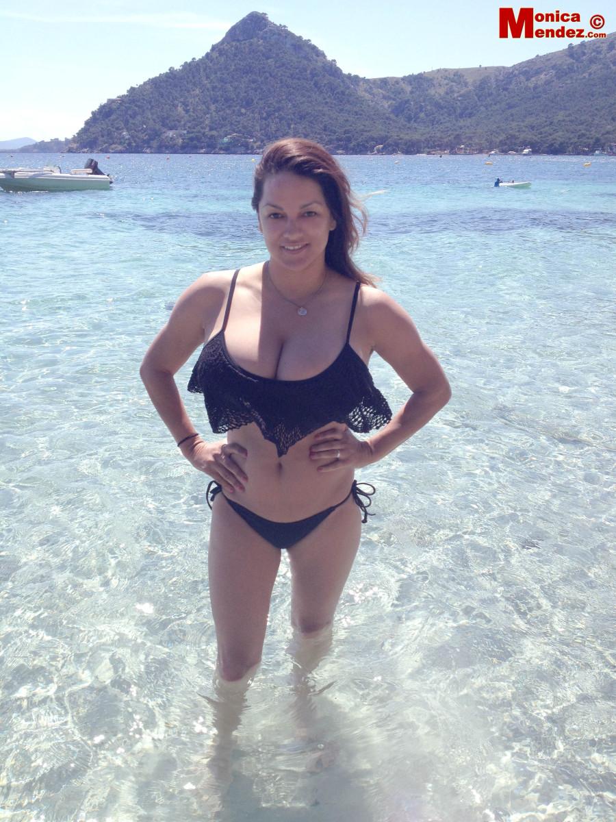 Monica Mendez, le modèle aux gros seins, partage quelques images de ses vacances.
 #59614170