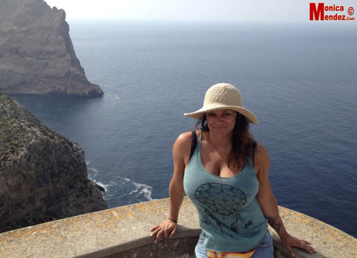 Monica Mendez, le modèle aux gros seins, partage quelques images de ses vacances.
 #59614298