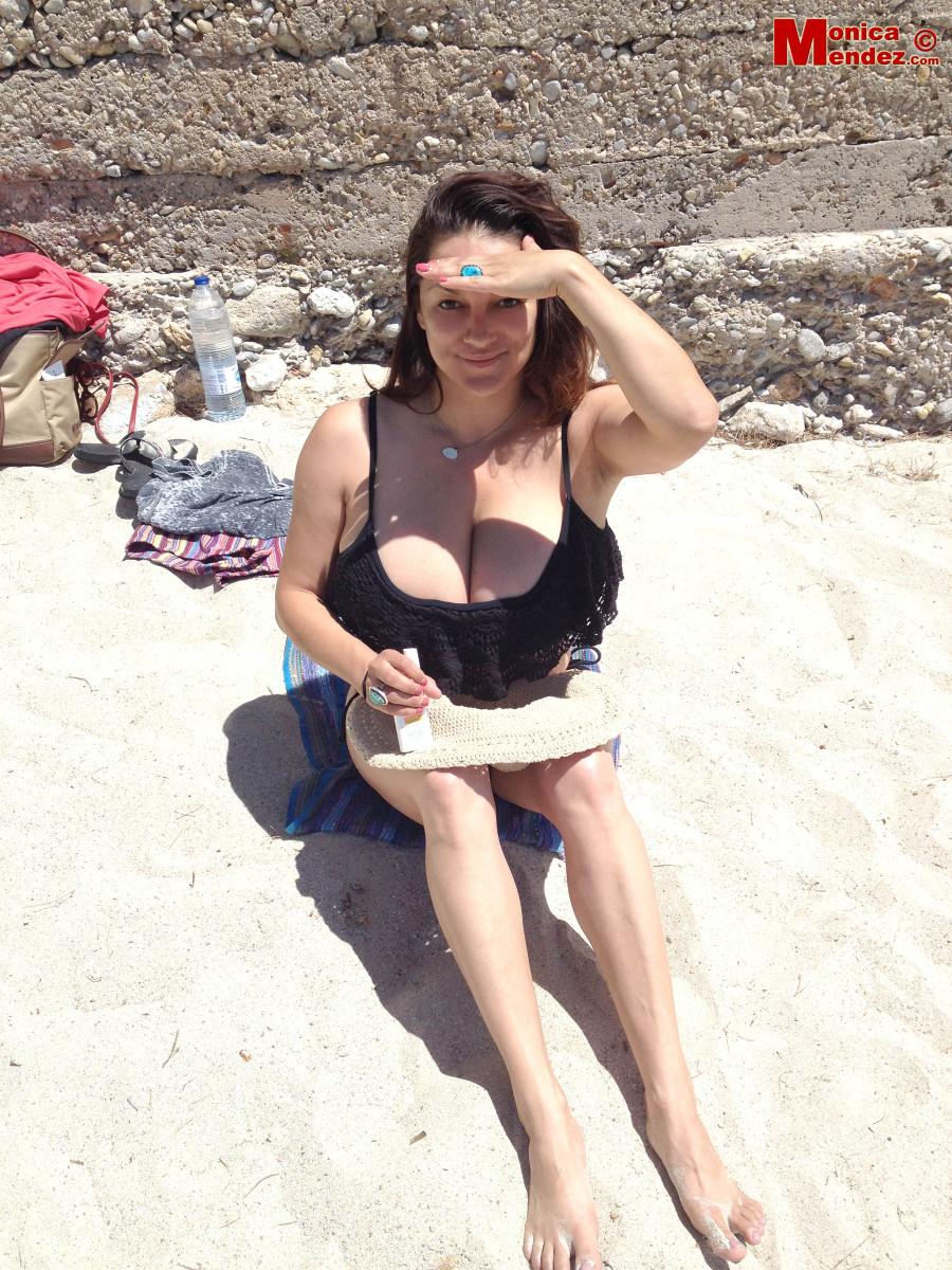バストアップしたモニカ・メンデスが休暇中の写真を公開しています。
 #59614354