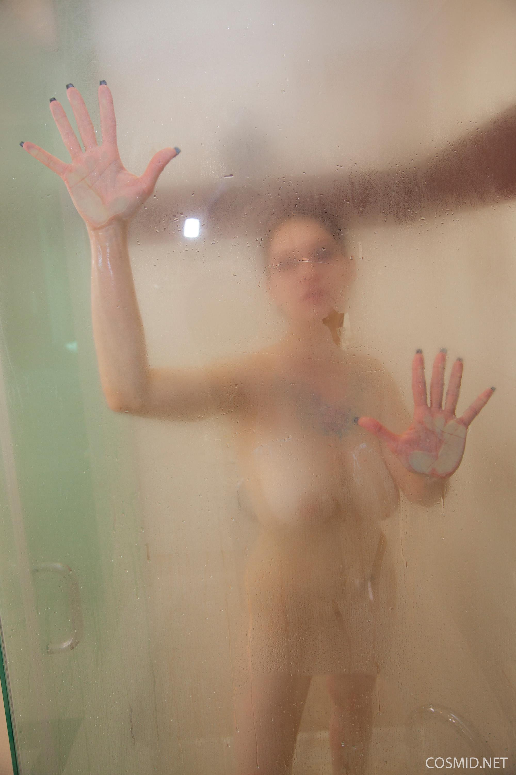 Busty brunette babe jennique zeigt Ihnen ihre großen Brüste in der Dusche
 #60277165