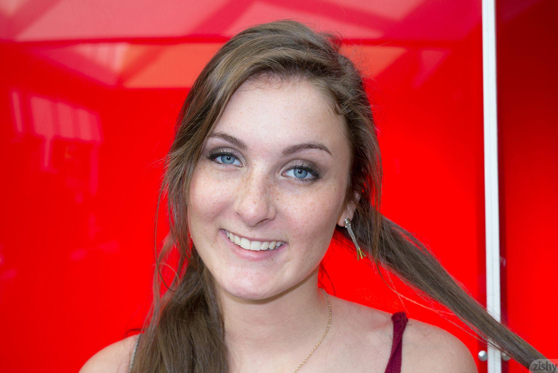 Eden Young es una jovencita caliente que se burla de ti mientras va de compras
 #54129625