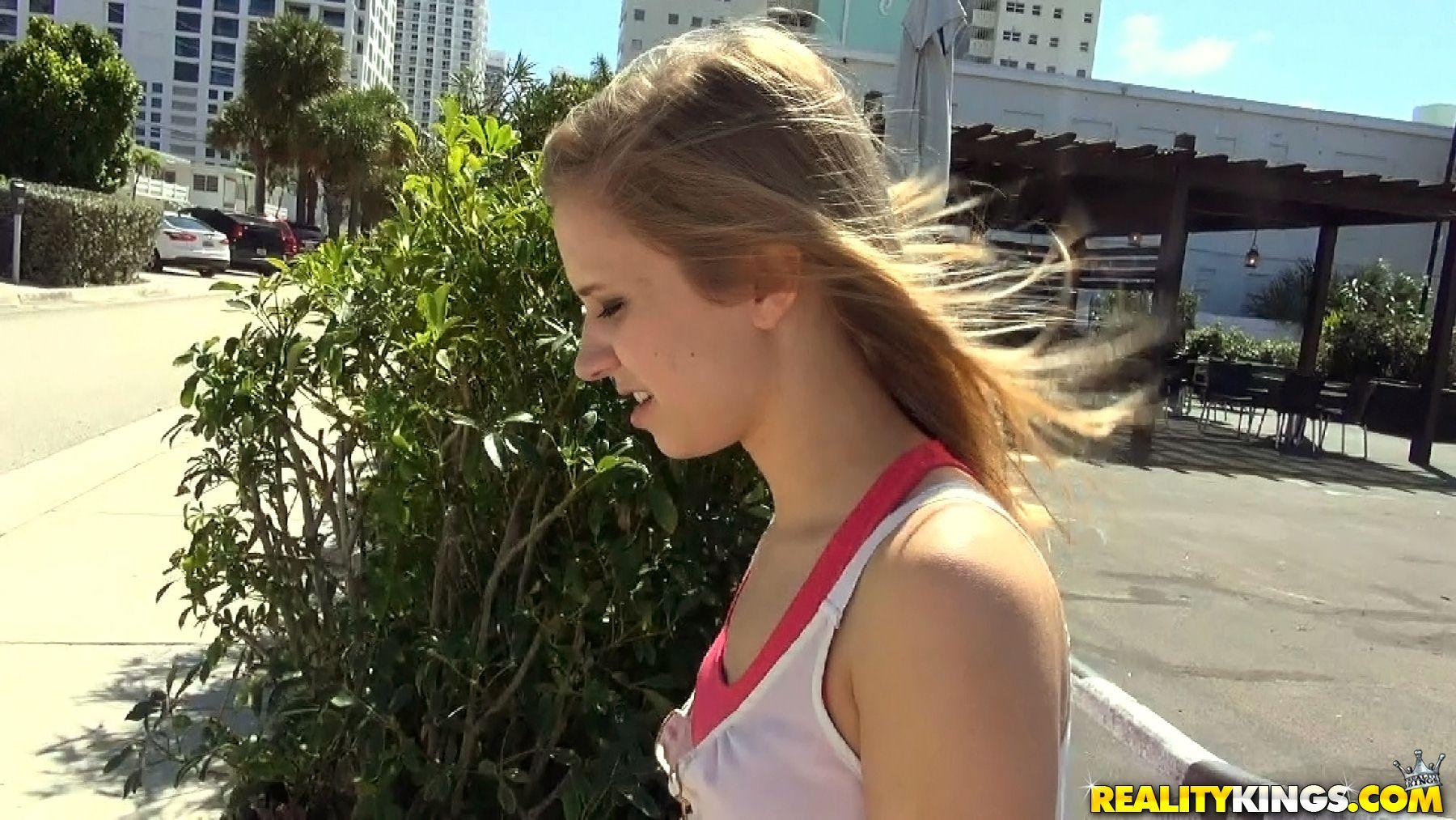 Blonde teen rachel james wird abgeholt und gefickt von einem Fremden
 #59847320