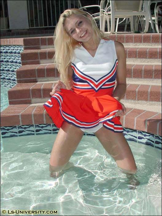 Bilder von einem Cheerleader, der ganz nass wird
 #60577973