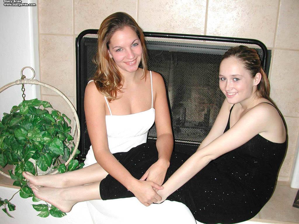 Bilder von zwei Studentinnen, die sich gemeinsam ausziehen
 #59781600