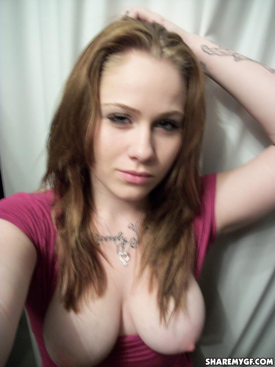 Vollbusige rothaarige Frau macht Selfies von ihren Titten und ihrem Arsch
 #60794156