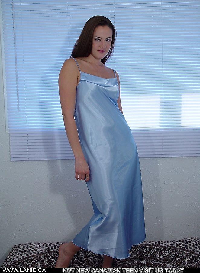 Bilder von lanie.ca, wie sie sich aus ihrem Kleid auszieht
 #58830020