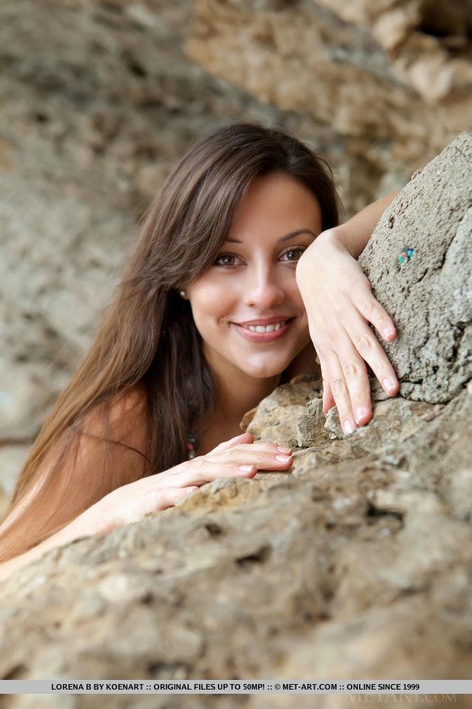 La bellezza bruna lorena b mostra il suo corpo sexy in una grotta
 #59089644