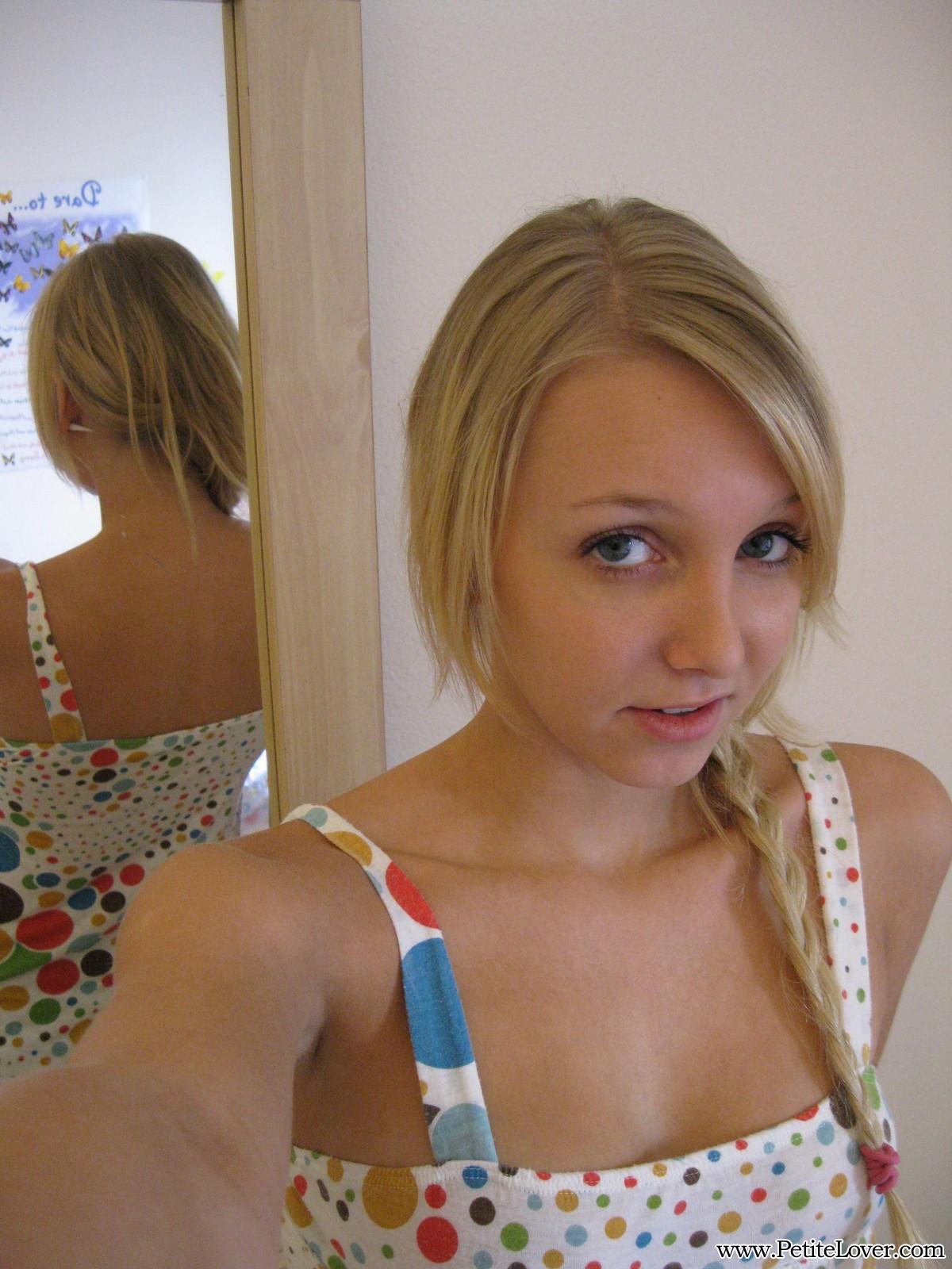Petite jeune blonde, elle montre son cul sexy et ses seins naturels parfaits.
 #54160214