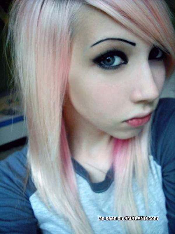 Compilation de photos d'une superbe blonde emo amateur
 #60637369