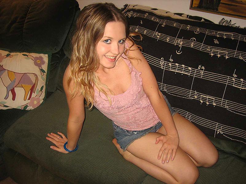 Photos de la jeune Kitty Karsen en train de doigter le sexe de son petit ami
 #58763390