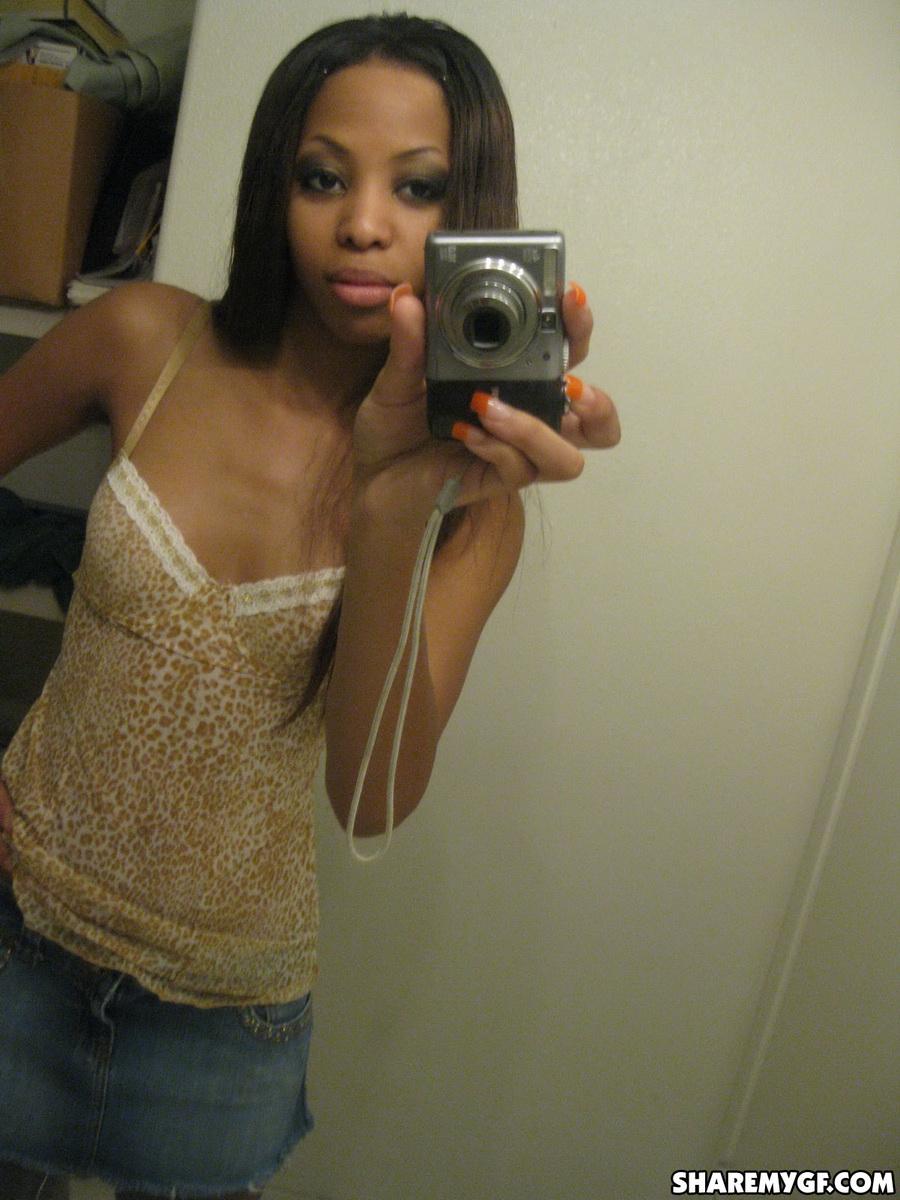 Novia negra sexy muestra sus tetas en una autofoto en el espejo
 #60792687