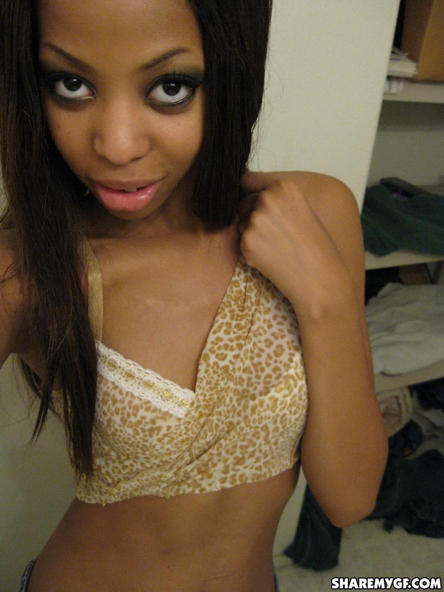 Une petite amie noire sexy exhibe ses nichons dans des photos prises devant le miroir
 #60792702