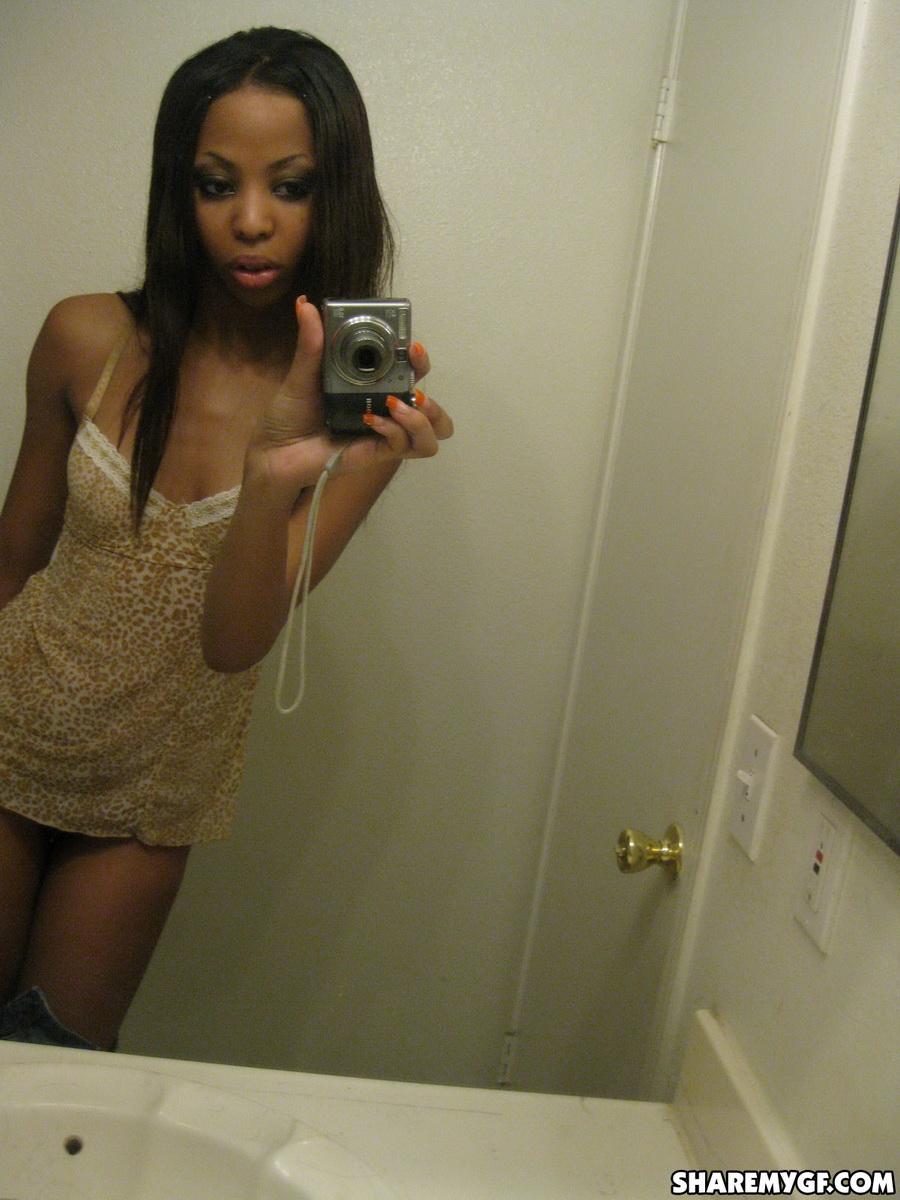 Une petite amie noire sexy exhibe ses nichons dans des photos prises devant le miroir
 #60792734