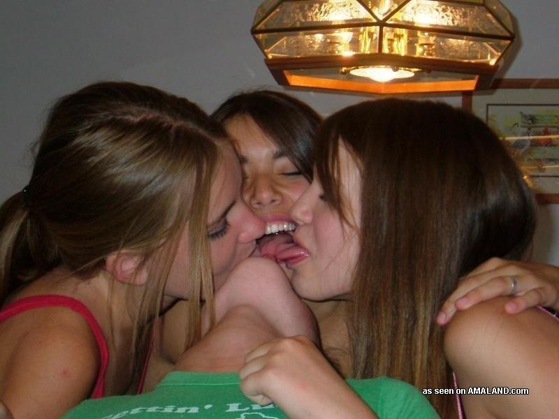 Des lesbiennes amateurs coquines en train de s'embrasser.
 #60647742