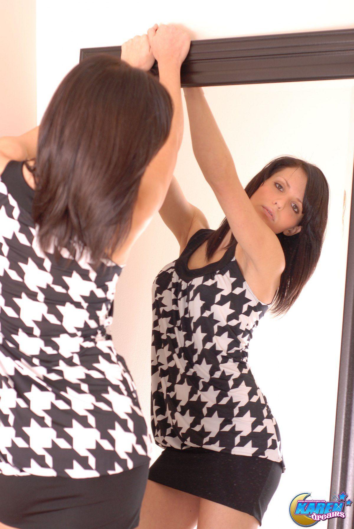 Immagini di karen sogni controllando se stessa allo specchio
 #55988815