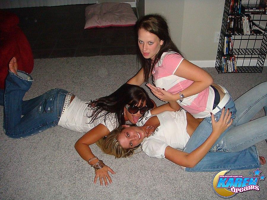 Bilder von karen dreams messing around with her friends
 #58006586