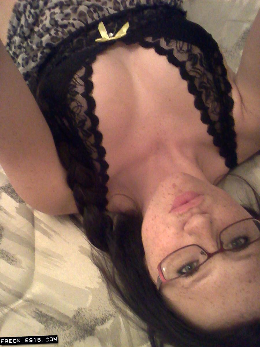 Ragazza bruna lentiggini 18 prende foto sexy di se stessa nella sua camicia da notte
 #54413915