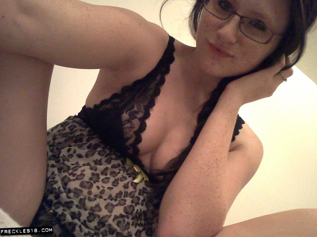 Ragazza bruna lentiggini 18 prende foto sexy di se stessa nella sua camicia da notte
 #54413981