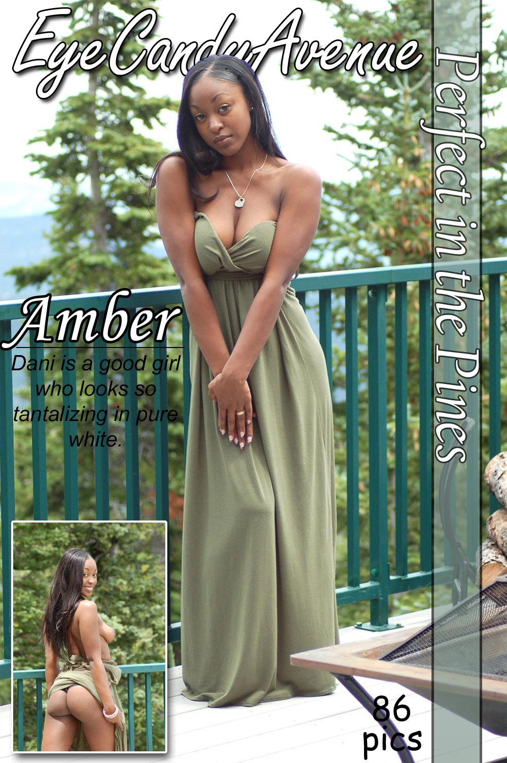 Amber zeigt ihre großen Brüste draußen in den Kiefern
 #53085851
