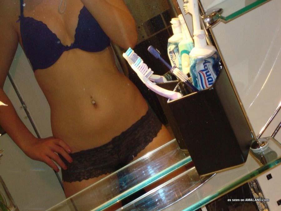 Bilder von frechen Teenie-Freundinnen, die ihre Körper in Bikinis zeigen
 #60662111