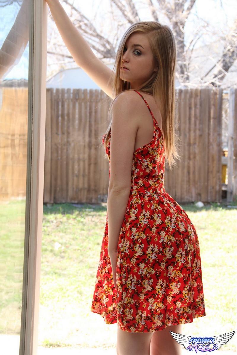Mandy roe levanta su vestido de verano exponiendo sus medias y su culo redondo
 #59209245
