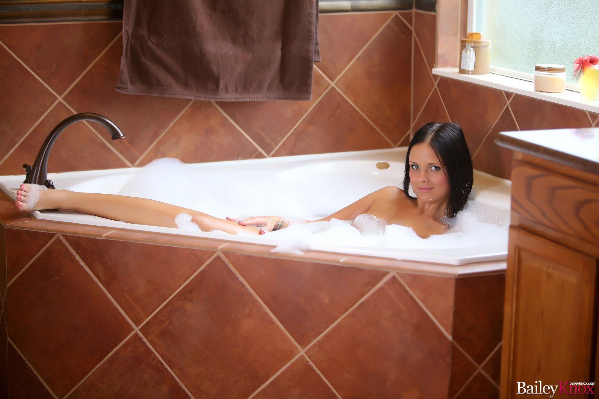 Bailey Knox te invita a tomar un baño caliente con ella
 #53399955